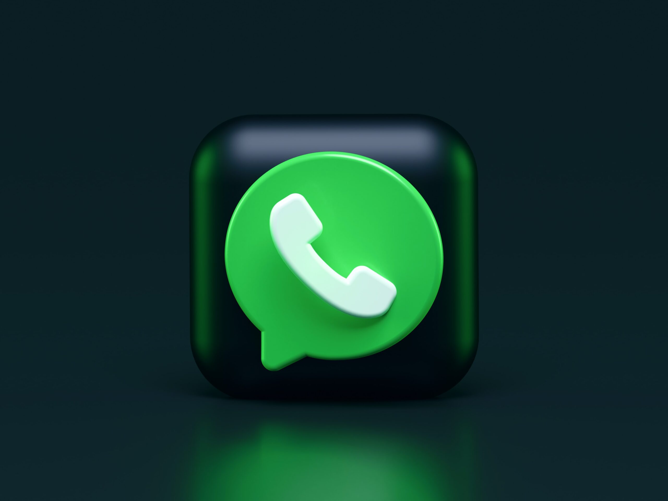 alexander-shatov-_qsuER9xYOY-unsplash Image of WhatsApp logo
